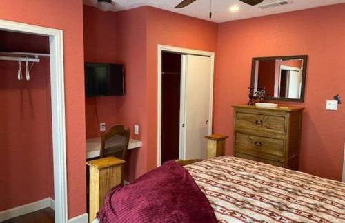 StockYards!-1 block away ! Cowboy Cottage sleeps 9 - Foto 47