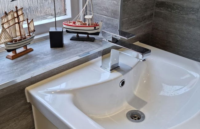 360 Serviced Accommodations - Waterfront Retreat - Modern Apartment - Foto 7