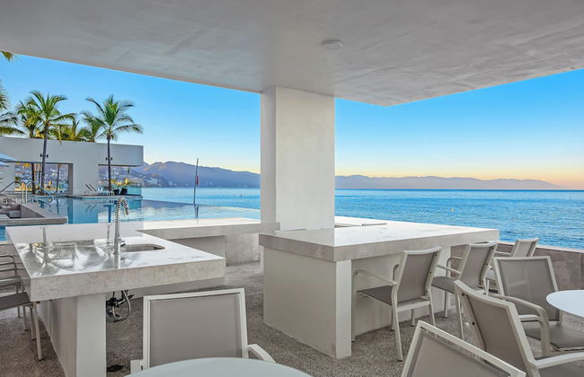 Stunning Beachfront Condo - Sea Views - Foto 24