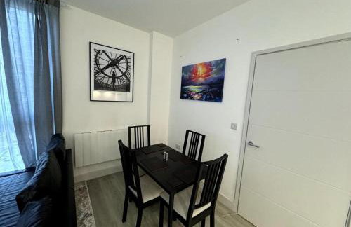 Cozy Bracknell Apartment With Modern Amenities - Photo 25
