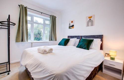 The Iver - 3BR - Spacious House - Free Parking - Photo 31