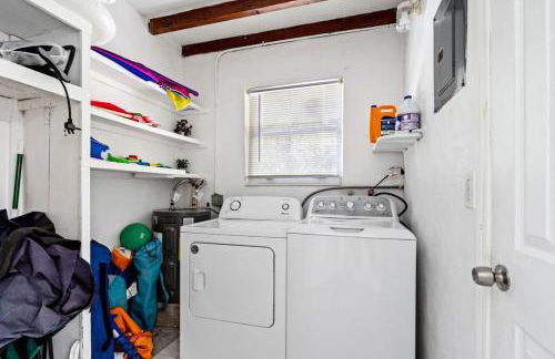 Beachside Escape Poolhouse w Game Room, Grill - Foto 42