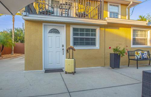 Tropical escape with fire pit near airport & stadium - Foto 23