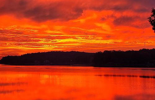 Waterfront Lake Coronado Home with Deck and Views - Foto 28