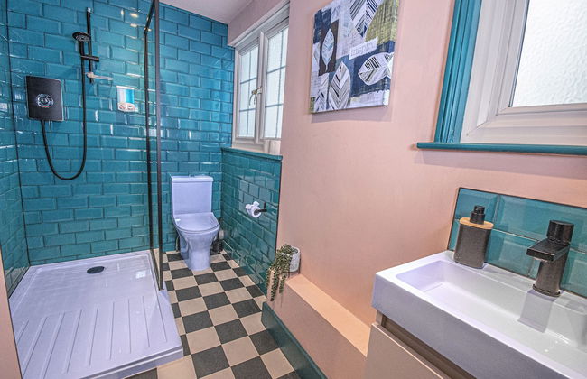 Stylish Super Central Modern Townhouse Retreat - Photo 10