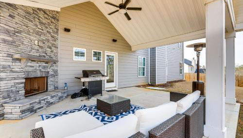 Patio with Fireplace Spacious Sharpsburg Home! - Foto 2