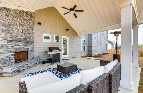 Patio with Fireplace Spacious Sharpsburg Home! - Foto 2