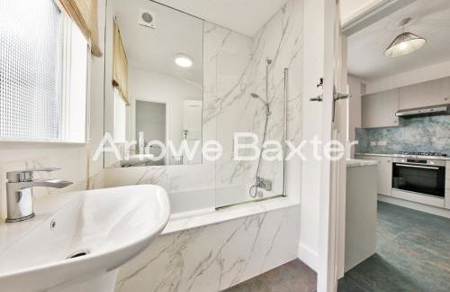 Stylish 3-Bedroom Garden Home, AC, Contractors and Families - Foto 33