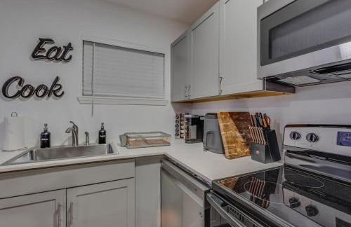 NEW Montrose Gem! Central to Museum District & Downtown Houston - Foto 9