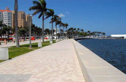 Whole House+Renovated+Pool+Lanai+BBQ+Close to All - Foto 15