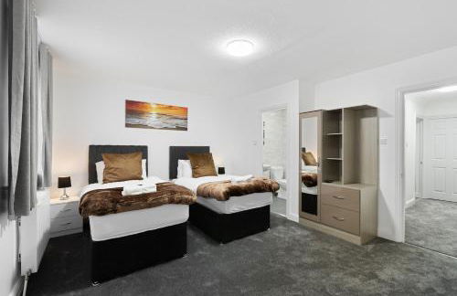 Roomy 3 bedroom house, 2 baths - Photo 4