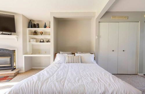 SKIING, HIKING, VILLAGE OF EVILLE MTN ESCAPE - Foto 17