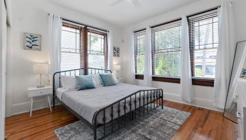 Old Mission Manor - Chic 2br 1ba Apartment - Sleeps 6 - Pool Table - 15 Min Walk to Downtown - Foto 4