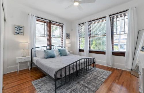 Old Mission Manor - Chic 2br 1ba Apartment - Sleeps 6 - Pool Table - 15 Min Walk to Downtown - Foto 4