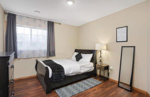 Charming 3-bedroom 1 bath basement nook with backyard view and gazebo - Foto 7