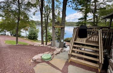 Lakefront Cabin with Hot Tub, Views & Fireplace - Foto 32