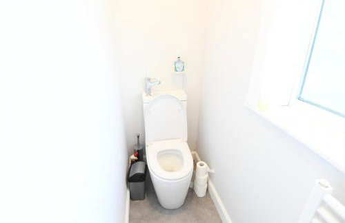 6 Person Home Near Airport and Manchester City Centre with Free Parking - Foto 13
