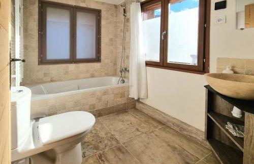 Private terrace, cosy appartement, ideal couple, bbq,relax, welcome, near La Clusaz, Grand Bornand, Annecy and lake, many sports and entertainment activities summer and winter - Foto 6