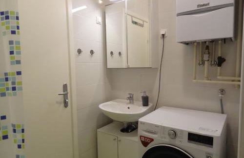 Well-equipped apartment with free parking - Photo 30