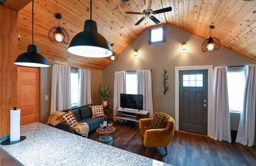 Charming Benson Home - Sleeps 5 Hot Tub! - Photo 16