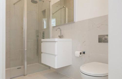 Beautiful 2 bed terrace flat close to Greenwich - Pass the Keys - Photo 36