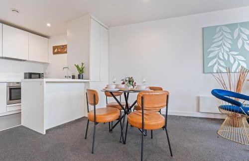 High-Rise Luxury 2-Beds and 2-Baths - Central - Relocation, and Family Friendly - Foto 4