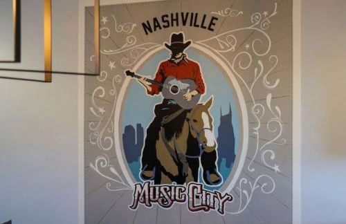 WeHo Nashville Home, Geodis Park, Mini-Golf, Arcade, 10min to Downtown! Sleeps 10! - Foto 1