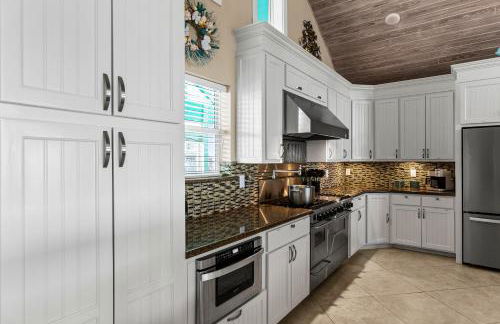 Beachfront Hideaway! Luxury Beachfront, SwimSpa, Game Room, Firepit by Bolivar Vacations - Foto 32