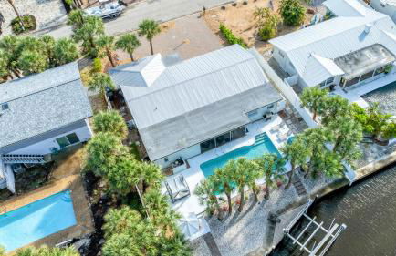 Siesta Key Waterfront Oasis - Heated Pool, Dock, Walk to Village & Beach - Photo 6