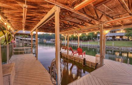 Lakefront Home w Pool, Dock, Fire Pit & Game Room Sip, Sip Away by Avantstay - Foto 28