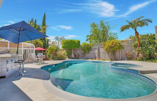 Charming Villa with Backyard Oasis Close to Beach - Foto 19