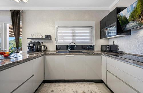 Villa VERONICA with CINEMA PROJECTOR by the HEATED POOL and JACUZZI - Foto 26