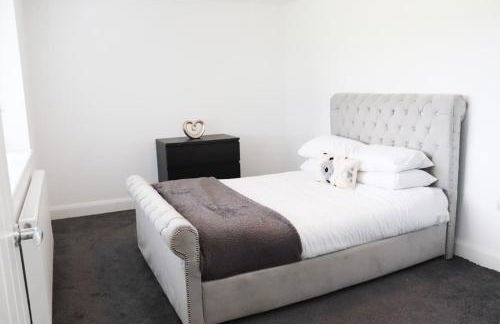 Spacious 2 Bedroom Home Next To Queen Victoria Hospital - Photo 2