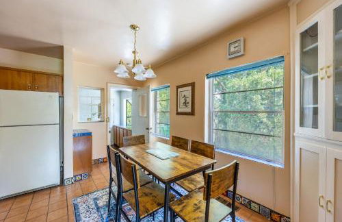 Cozy 2BR Home Near UNR with Large Deck & Parking - Foto 30