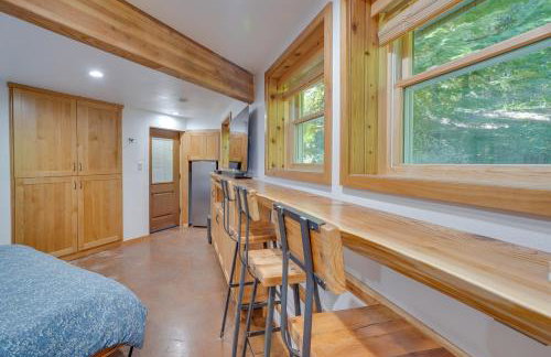 Enchanting Escape with Hot Tub, Decks and Views! - Foto 21