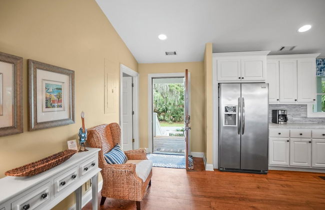 Stunning Marsh & Water Views in This Completely Renovated Three Bedroom Home - Foto 38