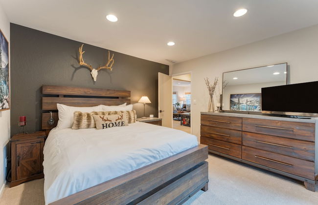 Westlake Cabin by Avantstay Hot Tub Near Skiing Walk to Restaurants Lake - Photo 18