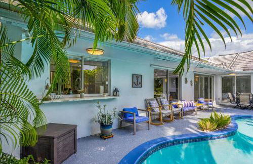 Tropical Villa Retreat with Private Pool & Peaceful Backyard - Stylish Escape in a Tranquil Residential Area - Foto 52