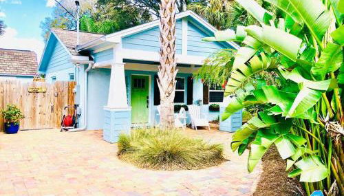 Jacksonville Blue Bungalow Retreat Comfortable 2 Bedroom Haven - Photo 1, Garden, Garden view