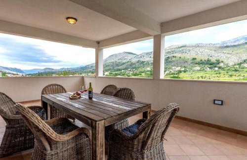 Serene Rural Villa with Pool, Sun Deck, and Children's Play Area - Five Bedroom Villa - Foto 83