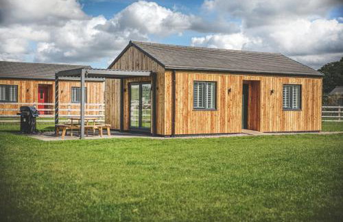 Rowan Lodge - Photo 1