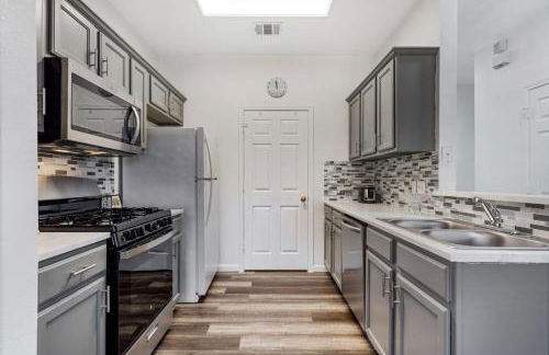 Quaint 2BD2B Condo* Fully Furnished*Amazing Patio* - Photo 7