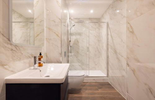 Staines Riverside by Charles Hope - Foto 82