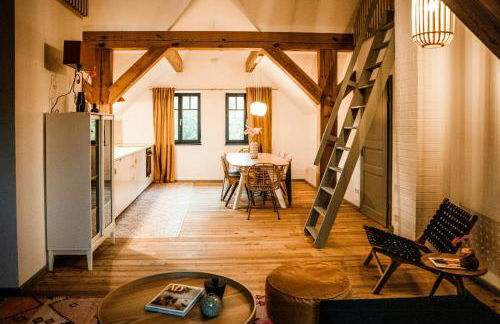 Designer Apartment In Historic Pond House - Photo 3