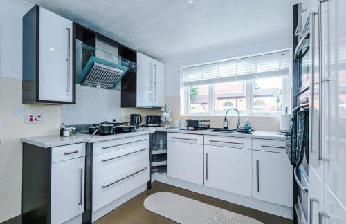 4BR Home for 8, Full Kitchen, Parking, WiFi in Northwich - Photo 43