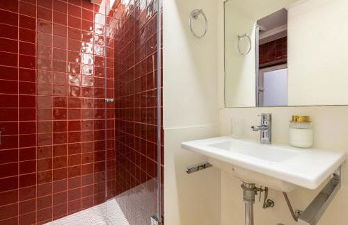 Designer Retreat- Newly remodelled 1 bedroom apt - Photo 15