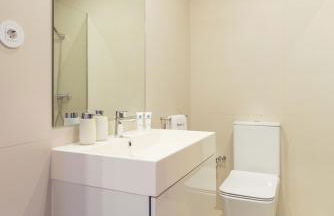 Bright & Spacious Flat by Host Wise - Foto 27