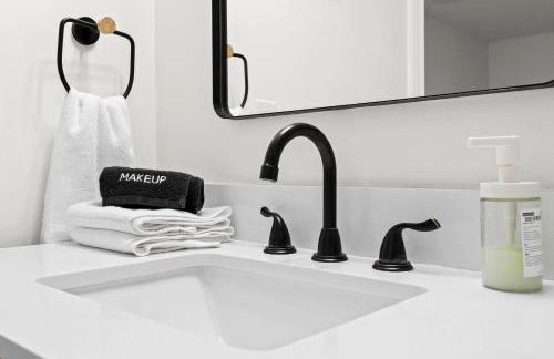 Charming 2nd-Floor Flat 3BR 2BA Free Parking - Foto 36