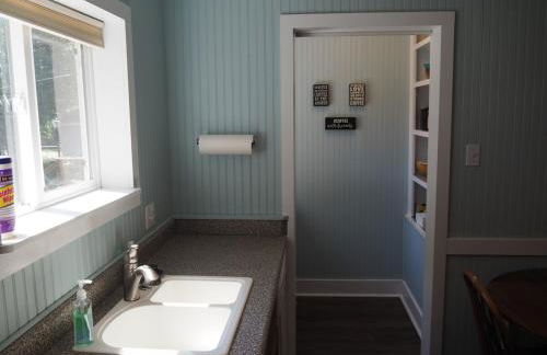 The Cute & Cozy - Lower Apt - Great Location! - Photo 23