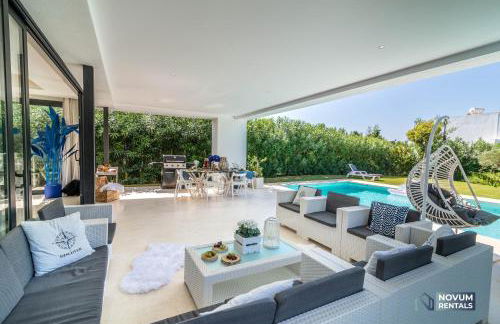 Remarkable 5-BDRM Villa - Heated POOL & GYM - Photo 9